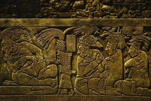 antico Maya disegni su il pietra parete foto