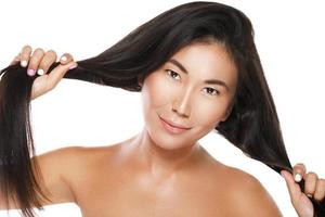 asiatico donna con un' salutare nero capelli foto