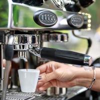 barista fabbricazione caffè utilizzando professionale caffè espresso macchina foto