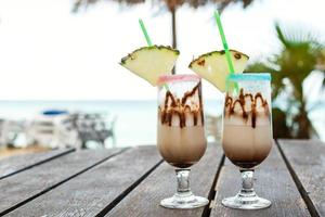 Pina colada cocktail con cioccolato sciroppo foto