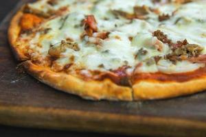 delizioso Pizza con Mozzarella formaggio, tritato carne e Bacon foto