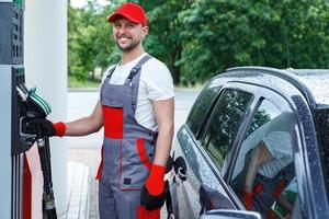 Riempimento stazione assistente Riempimento serbatoio di clienti auto foto