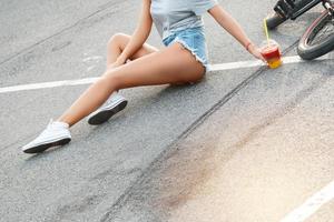 giovane e sexy ragazza con sua bicicletta foto