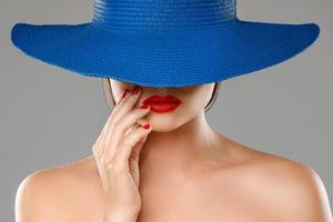 ritratto di sconosciuto ragazza con rosso labbra indossare blu cappello foto