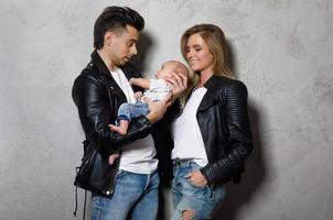 contento madre e padre con poco bambino ragazzo foto