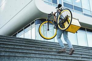 esprimere consegna Corriere con isolato Borsa trasporto bicicletta. foto