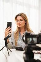 giovane donna bellezza blogger assunzione autoscatto durante video registrazione per sua seguaci foto