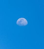 vista della luna in un cielo blu foto