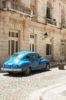 brillante Vintage ▾ blu auto parcheggiata su strada foto