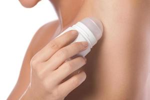 avvicinamento di donna l'applicazione deodorante su sua ascella foto