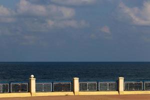 sicurezza recinto su il mediterraneo costa. foto