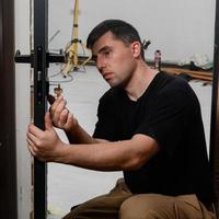 il tecnica di installazione un' porta serratura nel un interno porta. foto