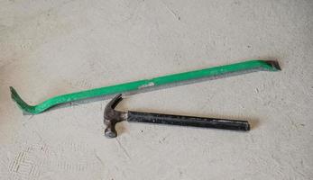 martello e chiodatrice, come costruzione utensili menzogna su il calcestruzzo pavimento. foto