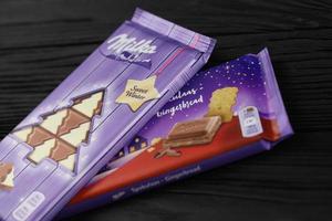 Kharkiv, Ucraina - gennaio 27, 2022 milka dolce inverno e spekula Pan di zenzero cioccolato sbarra. milka è svizzero marca di cioccolato confezione manufatto di azienda mondelez internazionale foto