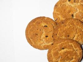 fiocchi d'avena Uvetta biscotti su un' bianca sfondo. dolci. tè biscotti. ossequi per il tavolo foto