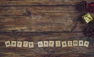allegro Natale. Natale saluto carta con rustico legna e ornamenti. foto