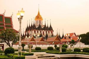 scenario di loha prasat o metallo castello è mondo eredità luogo a wat ratchanaddaram a bangkok di Tailandia foto