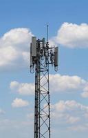 torre delle telecomunicazioni su sfondo blu cielo foto