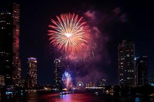 fuochi d'artificio celebrazione su il fiume nel il buio cielo foto