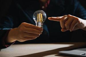 innovazione. mani che tengono la lampadina per il concetto nuovo concetto di idea con innovazione e ispirazione, tecnologia innovativa nel concetto di scienza e comunicazione, foto