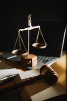 legge libri e bilancia di giustizia su scrivania nel biblioteca di legge ditta. giurisprudenza legale formazione scolastica concetto. foto