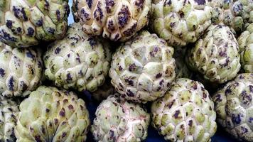 vicino su crema pasticciera Mela frutta per vendere nel fresco mercato. annona reticolata foto