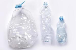concetti di inquinamento e raccolta differenziata. diverso Usato plastica bottiglie foto