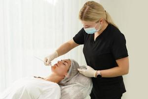 donna durante peeling trattamento nel bellezza clinica foto