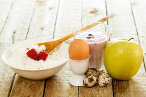 salutare prima colazione. diverso cibo su di legno tavolo. foto