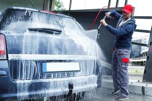 auto lavare lavoratore è lavaggio del cliente auto foto