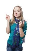 giovane donna ascoltando per musica con mobile Telefono foto