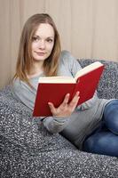 giovane donna che legge un libro foto