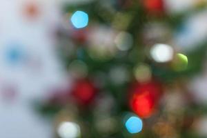 sfocato Natale luci. bellissimo bokeh. Natale e nuovo anno. sfondo per un' saluto carta o pubblicità striscione. foto