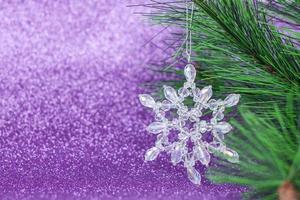 cristallo fiocco di neve su il Natale albero. fiocco di neve su un' viola sfondo. foto