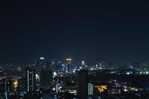 panoramico Visualizza di moderno bangkok città a notte foto