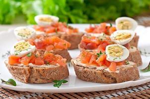 Sandwich con salato salmone e crema formaggio. foto