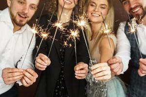 festa persone con ardente sparklers festeggiare vacanza o evento foto