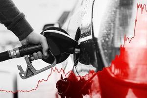 mano con carburante ugello e crescente grafico mostrando benzina prezzo aumentare durante energia crisi foto