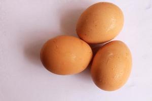 tre pollo uova isolato bianca sfondo. foto