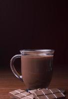caldo cacao nel un' bicchiere boccale foto