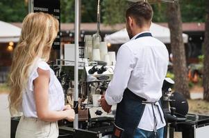 barista uomo fabbricazione caffè per il cliente nel il suo caffè negozio foto