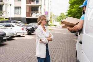 arrabbiato donna cliente perché Corriere porta sbagliato Pizza o lui è pure in ritardo foto