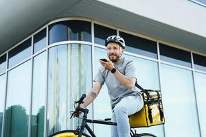 esprimere consegna Corriere con isolato Borsa Tenere Telefono su bicicletta. foto