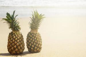 ananas su il spiaggia foto