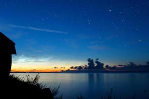 notte cielo con stelle e nuvole nel movimento foto