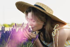 bellissimo giovane donna nel un' campo pieno di lavanda fiori foto