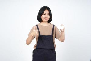 Tenere e mostrando vuoto credito carta di bellissimo asiatico donna isolato su bianca sfondo foto