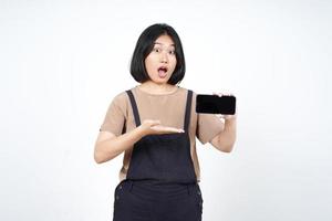 mostrando applicazioni o Annunci su vuoto schermo smartphone di bellissimo asiatico donna isolato su bianca sfondo foto