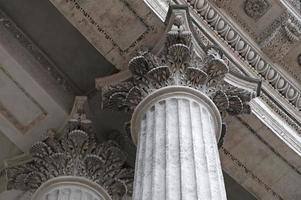 classico architettonico colonna. dettagli di il architettura di un' storico costruzione. elemento di esterno edificio con colonne e stucco modanatura su il soffitto di Cattedrale nel st. pietroburgo, Russia. foto