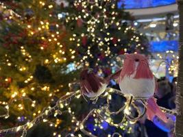 sfocato illuminato giocattolo gufo seduta nel il Fata foresta. Natale yoys e arredamento su il primo piano. il concetto di il nuovo anno. festivo decorazione foto